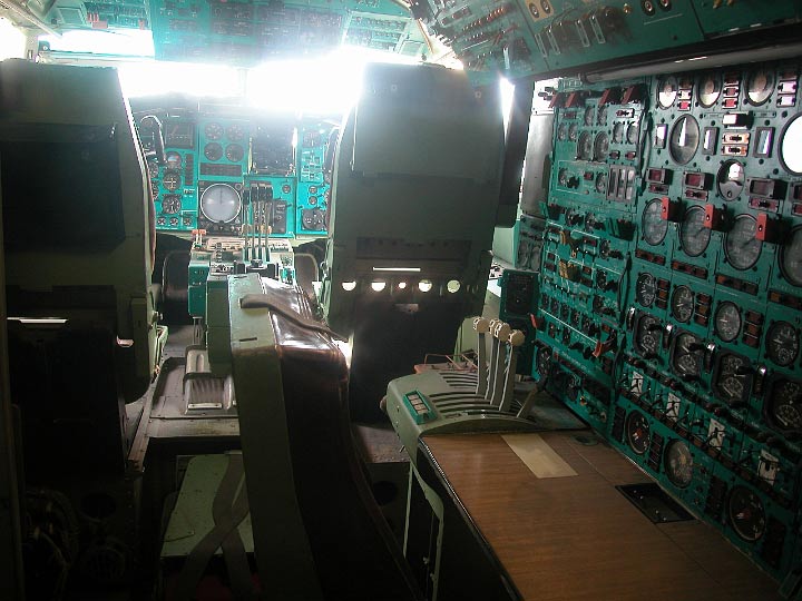 Speyer_240508_046.JPG - Cockpit der Concorde